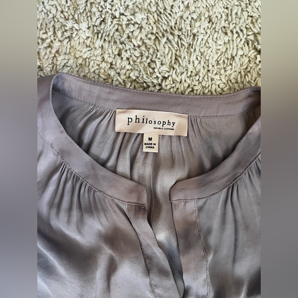 Philosophy lilac SZ M loose fit blouse. Gathered sleeves at wrists. Pretty - Picture 5 of 12